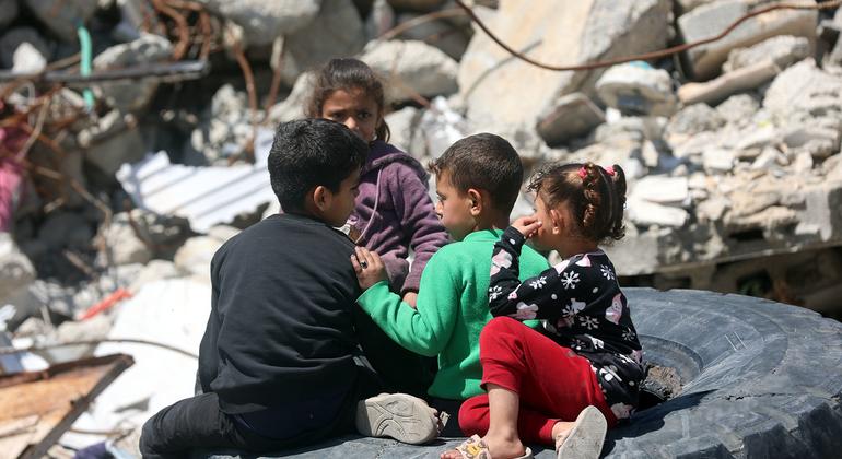 Niños palestinos sentados entre los escombros de las casas destruidas en el campo de Jabalia, al norte de Gaza.